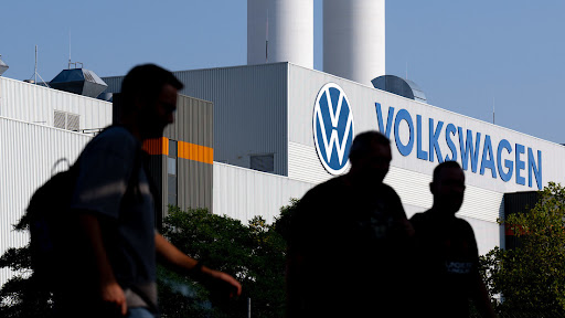 Volkswagen recortará 10 mil empleos